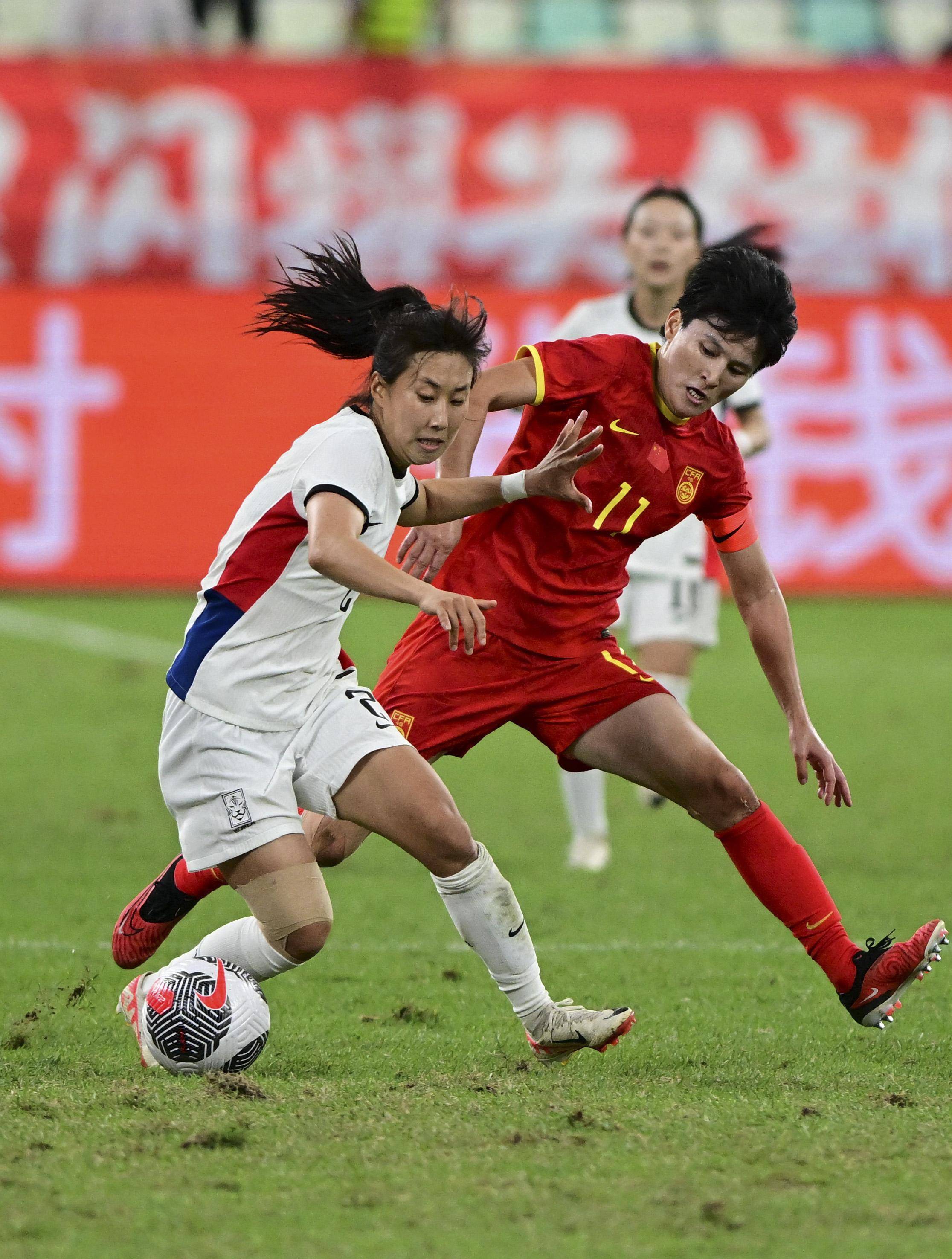 足球联赛国内赛场：女队球员勇夺胜利的简单介绍